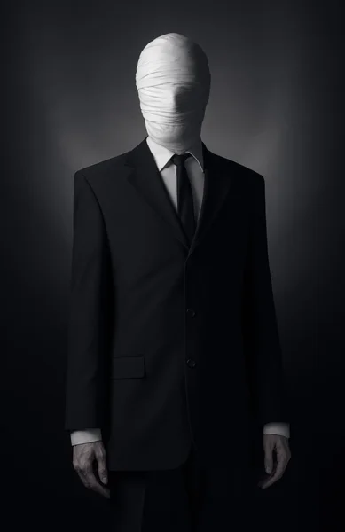 Meme da Internet e tema de Halloween personagem terrível: homem corpulento muito alto com braços longos em um terno com tecido de rosto enfaixado, um assassino desconhecido no terno, The Slender Man, lenda secreta da cidade — Fotografia de Stock