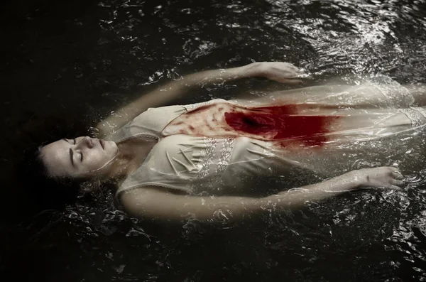 Dead girl floating in the river in dress, knife wound, blood, water, cold, silence, dead woman — Stock Photo, Image