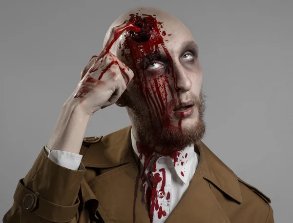 Bald man with a broken head, a bloody man with a beard and mustache, a bloody man with a brown coat and a white shirt, a bloody knife, a bald man, a head injury, bloody theme, halloween theme, killer — Stock Photo, Image