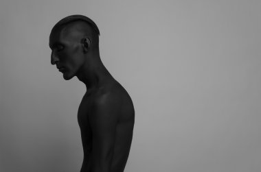 Gotik ve Halloween Tema: Studio, kara ölüm vücut sanatı gri bir arka plan üzerinde siyah deri bir adamla izole