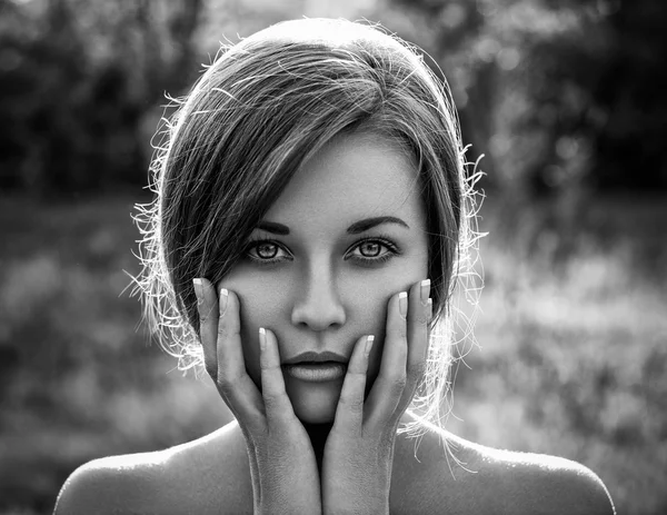 Retrato dramático de un tema de niña: retrato de una hermosa chica con el pelo volando en el viento en el bosque —  Fotos de Stock