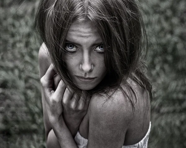 Noční můra a Halloween téma: portrét děsivé dívka čarodějnice v lese — Stock fotografie