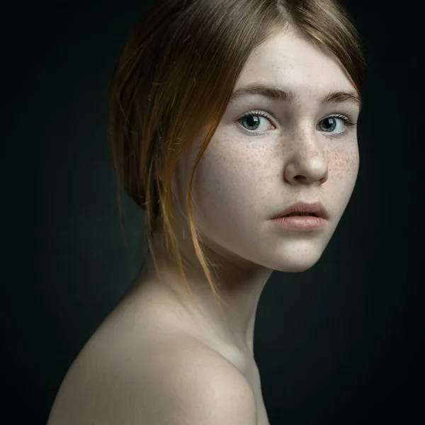 Retrato dramático de um tema de menina: retrato de uma menina bonita em um fundo no estúdio — Fotografia de Stock