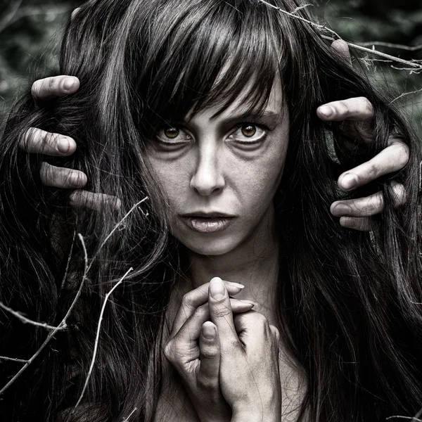 Rémálom és a Halloween téma: félelmetes lány boszorkány erdőben portréja — Stock Fotó