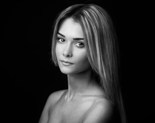 Retrato dramático de um tema de menina: retrato de uma menina bonita em um fundo escuro no estúdio — Fotografia de Stock