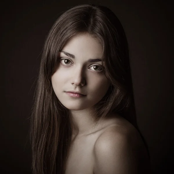 Retrato dramático de um tema de menina: retrato de uma menina bonita em um fundo escuro no estúdio — Fotografia de Stock