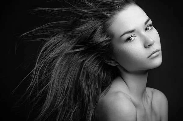 Dramatik bir girl Tema portresi: saç Studio koyu arka plan üzerinde izole rüzgarda uçan ile güzel bir yalnız kız portresi