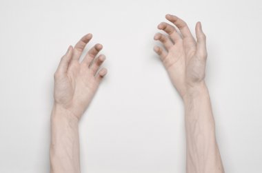 İntihar ve Halloween Tema: studio üst görünümünde beyaz arka plan üzerinde izole intihar için bıçak tutan eller