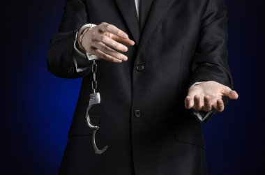 Yolsuzluk ve rüşvet Tema: işadamı kelepçe elindeki Studio izole koyu mavi zemin üzerine siyah elbiseli