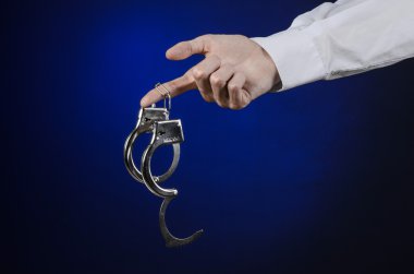Dürüst olmayan ve bir hapishane doktor Konu: bir beyaz adamın elini 