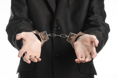 Yolsuzluk ve rüşvet Tema: işadamı kelepçe elindeki izole Studio beyaz bir arka plan üzerinde siyah elbiseli