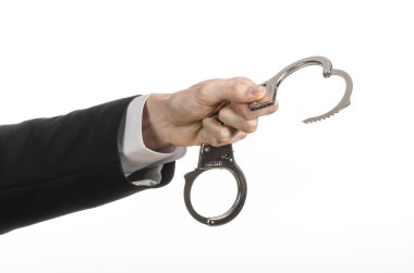 Yolsuzluk ve rüşvet Tema: işadamı kelepçe elindeki izole Studio beyaz bir arka plan üzerinde siyah elbiseli