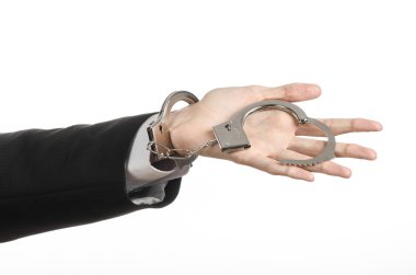 Yolsuzluk ve rüşvet Tema: işadamı kelepçe elindeki izole Studio beyaz bir arka plan üzerinde siyah elbiseli