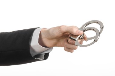 Yolsuzluk ve rüşvet Tema: işadamı kelepçe elindeki izole Studio beyaz bir arka plan üzerinde siyah elbiseli