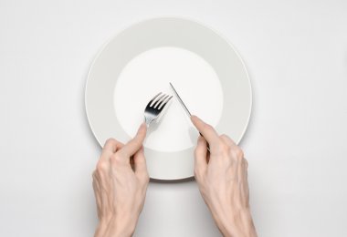 Restoran ve gıda Tema: insan eli göstermek jest beyaz bir arka plan üzerinde boş bir beyaz tabakta izole studio Üstten Görünüm