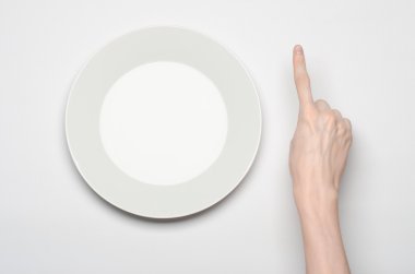 Restoran ve gıda Tema: insan eli göstermek jest beyaz bir arka plan üzerinde boş bir beyaz tabakta izole studio Üstten Görünüm