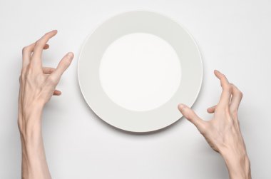 Restoran ve gıda Tema: insan eli göstermek jest beyaz bir arka plan üzerinde boş bir beyaz tabakta izole studio Üstten Görünüm
