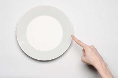 Restoran ve gıda Tema: insan eli göstermek jest beyaz bir arka plan üzerinde boş bir beyaz tabakta izole studio Üstten Görünüm