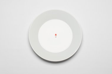 İlaçlar ve yanlış beslenme Konu: insan eli beyaz arka plan üzerinde üstten görünüm izole hapları ile bir tabak tutun