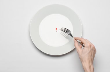 İlaçlar ve yanlış beslenme Konu: insan eli beyaz arka plan üzerinde üstten görünüm izole hapları ile bir tabak tutun