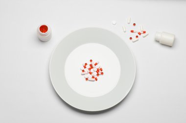 İlaçlar ve yanlış beslenme Konu: insan eli beyaz arka plan üstten görünüm üstten görünüm üzerinde izole hapları ile bir tabak tutun