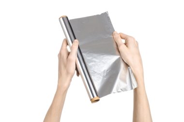 Pişirme ve shisha Konu: Studio beyaz arka plan üzerinde izole bir folyo tutan eller