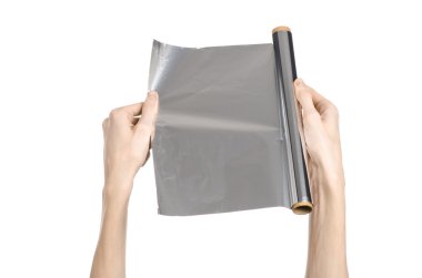 Pişirme ve shisha Konu: Studio beyaz arka plan üzerinde izole bir folyo tutan eller