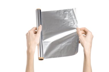 Pişirme ve shisha Konu: Studio beyaz arka plan üzerinde izole bir folyo tutan eller