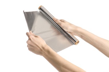 Pişirme ve shisha Konu: Studio beyaz arka plan üzerinde izole bir folyo tutan eller