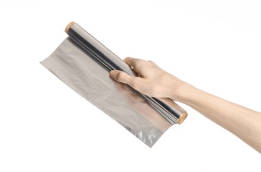 Pişirme ve shisha Konu: Studio beyaz arka plan üzerinde izole bir folyo tutan eller