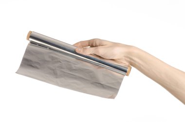 Pişirme ve shisha Konu: Studio beyaz arka plan üzerinde izole bir folyo tutan eller