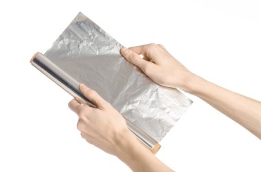 Pişirme ve shisha Konu: Studio beyaz arka plan üzerinde izole bir folyo tutan eller