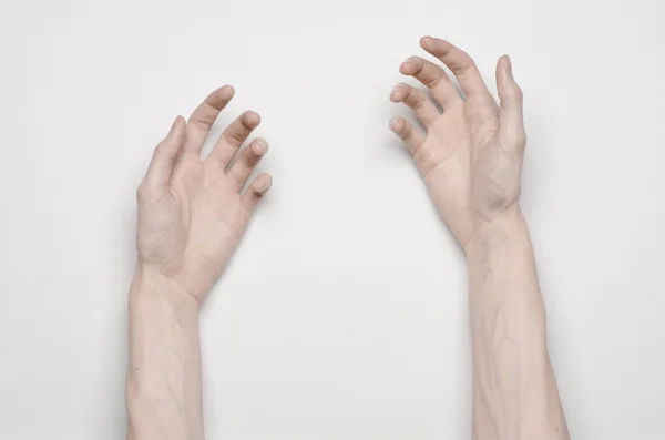 Suicidio y Halloween tema: la mano humana sosteniendo la hoja al suicidio aislado sobre fondo blanco en estudio vista superior — Foto de Stock