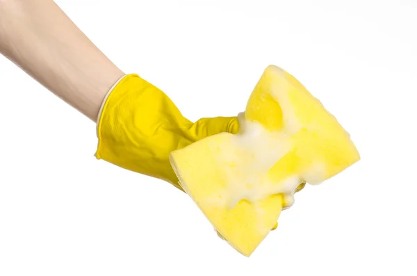 Hausreinigung und Hygiene Thema: Hand hält einen gelben Schwamm nass mit Schaum isoliert auf weißem Hintergrund im Studio — Stockfoto