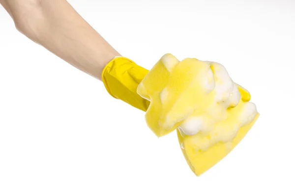 Limpeza da casa e tema de saneamento: Mão segurando uma esponja amarela molhada com espuma isolada em um fundo branco no estúdio — Fotografia de Stock