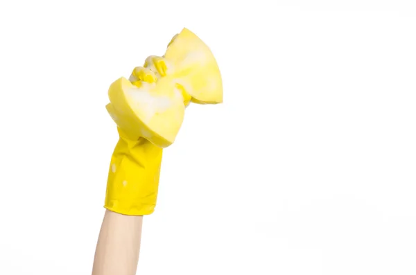 Membersihkan rumah dan topik sanitasi: Tangan memegang spons kuning basah dengan busa terisolasi di latar belakang putih di studio — Stok Foto