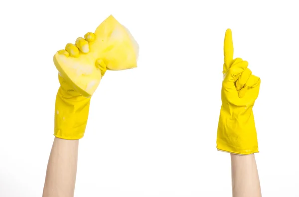 Hausreinigung und Hygiene Thema: Hand hält einen gelben Schwamm nass mit Schaum isoliert auf weißem Hintergrund im Studio — Stockfoto