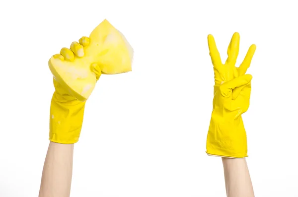 Hausreinigung und Hygiene Thema: Hand hält einen gelben Schwamm nass mit Schaum isoliert auf weißem Hintergrund im Studio — Stockfoto