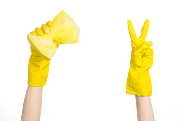 Уборка дома и санитарная тема: в студии держит желтую губку, смоченную пеной, изолированную на белом фоне — стоковое фото