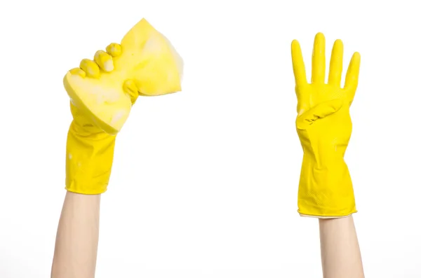 Sprzątanie w domu i urządzeń sanitarnych temacie: ręka trzyma żółta gąbka na mokro z pianki na białym tle na białym tle w studio — Zdjęcie stockowe