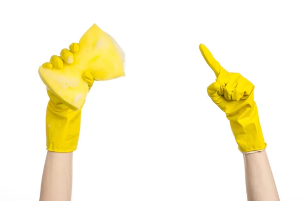 집 및 위생 항목 청소: 손을 잡고 스튜디오에서 흰색 배경에 고립 된 거품으로 젖은 노란 스폰지 — 스톡 사진