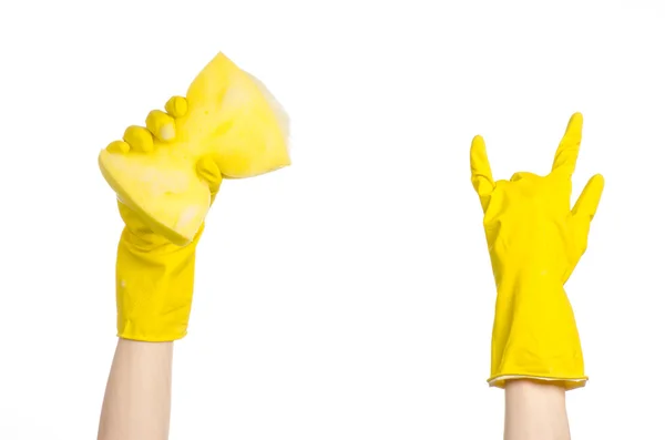 Rengöring i avsnittet hus och sanitet: handen håller en gul svamp våt med skum isolerad på en vit bakgrund i studio — Stockfoto