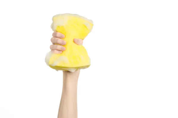 Schoonmaken van het huis en sanitaire voorzieningen onderwerp: Hand met een gele spons nat met schuim geïsoleerd op een witte achtergrond in studio — Stockfoto