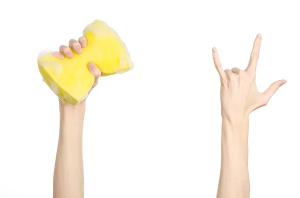 Limpeza da casa e tema de saneamento: Mão segurando uma esponja amarela molhada com espuma isolada em um fundo branco no estúdio — Fotografia de Stock