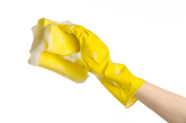 Уборка дома и санитарная тема: в студии держит желтую губку, смоченную пеной, изолированную на белом фоне — стоковое фото