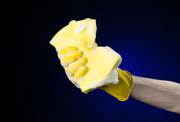 Limpeza da casa e saneamento tópico: Mão segurando um amarelo s — Fotografia de Stock