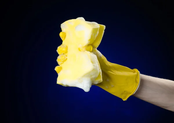 Cleaning the house and sanitation topic: Hand holding a yellow s — Stock Photo, Image