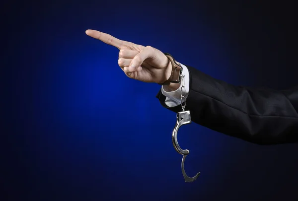 Corrupção e suborno tema: homem de negócios em um terno preto com h — Fotografia de Stock