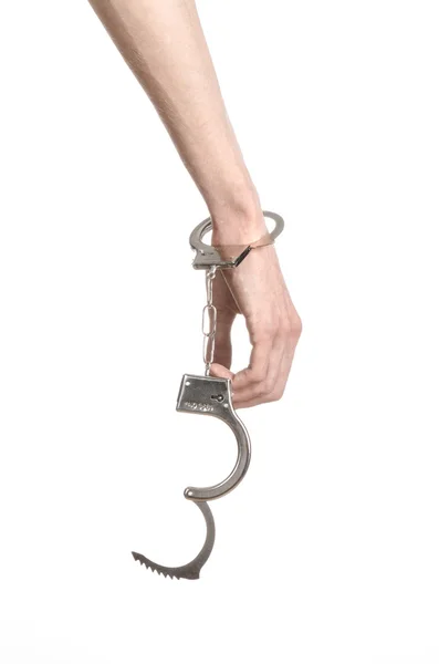 刑務所と有罪判決を受けたトピック: キラーに手錠をかけたスタジオで白い背景で隔離の手錠で手を男 — ストック写真