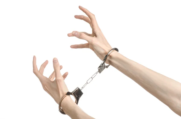 Gefängnis und verurteiltes Thema: Mann legt Handschellen auf weißem Hintergrund im Studio an, legt Killer Handschellen an — Stockfoto